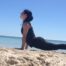 Figure de stretching sur la plage par Adeline Pilates